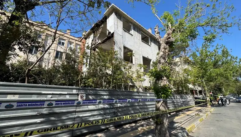 Bakırköy'de Kısmen Çöken Metruk Bina, Deprem Alarmını Tekrar Hatırlattı