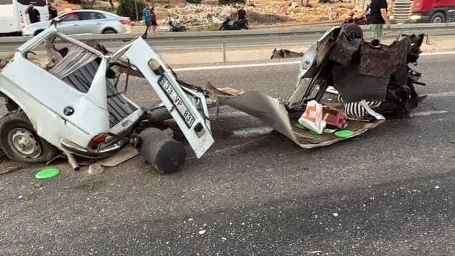 Bariyere Çarpan Araç, Feci Kaza Sonrası Hurda Yığınına Döndü: 1 Ölü, 1 Yaralı