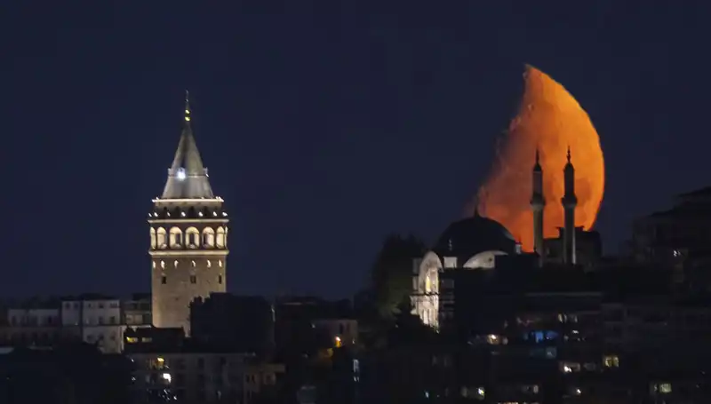 İstanbul'da Yarım Ay Gökyüzünde Büyüleyici Bir Şov Yaptı
