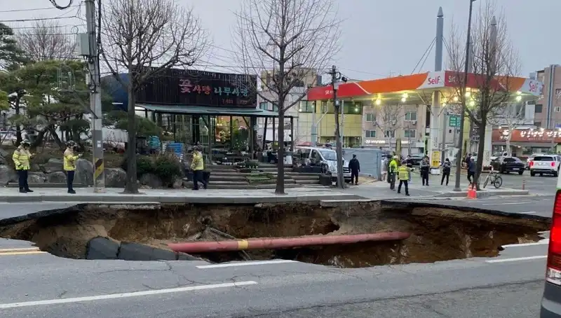 Güney Kore'de Motosikletin Yutulduğu Dev Çukur: Kayıp ve Yaralı Var!