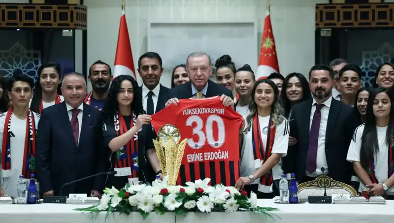 Cumhurbaşkanı Erdoğan, Yüksekovaspor Kadın Futbol Takımı'nı Kutladı!