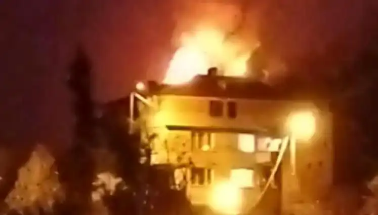 Saman Dolusu Çatı Alev Alev Yandı, Mahalleli İhbar Üzerine Sokağa Döküldü