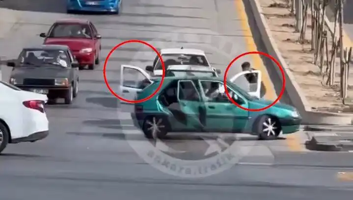 Trafikte Bıçaklı Saldırı: Güvenlik Güçlerinden Anında Müdahale