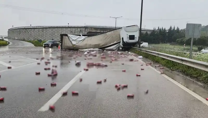 TIR Devrildi, Yola Saçılan İçkiler Trafiği Felç Etti