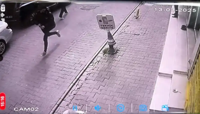 İstanbul'da Silahlı Saldırı: Genç Adam Bacağından Vuruldu, Olay Yeri Kaosa Döndü!
