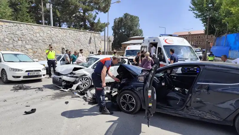 Bitlis’te Korkutucu Trafik Kazası: 10 Yaralı, Olay Yeri İçiçe Geçti