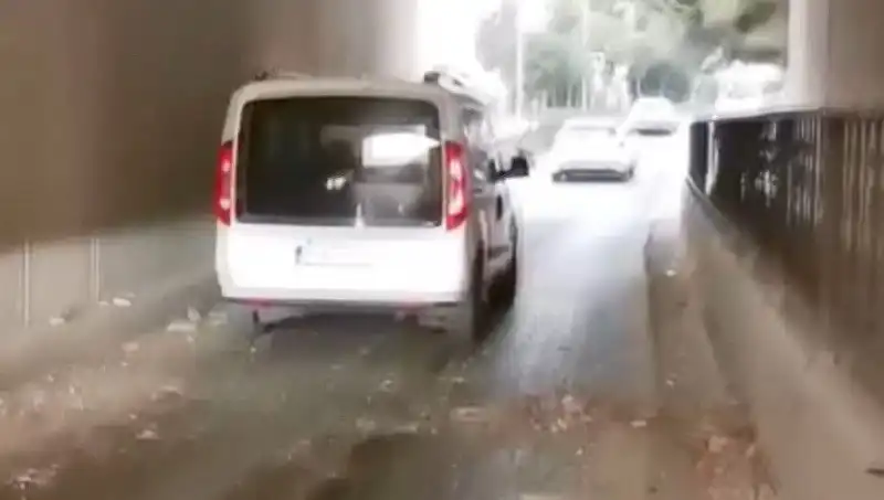 Trafikte Yaşanan Korkunç Olay: Beton Parçaları Araçların Üzerine Düştü