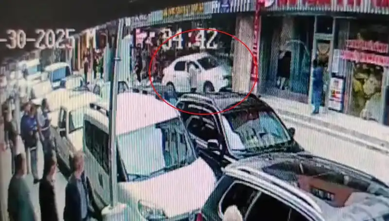 Alkollü Sürücünün Mağazaya Dalması, İki Çocuğu Son Anda Kurtardı!
