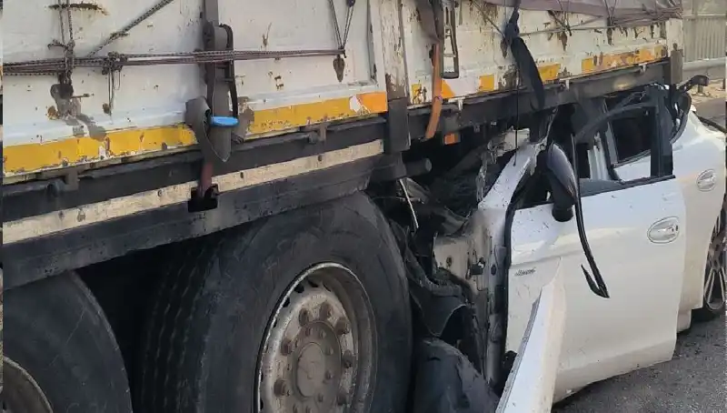 TIR'a Arkadan Saplanan Ok Dikkat Çekti: Kaza Anı Kamerada