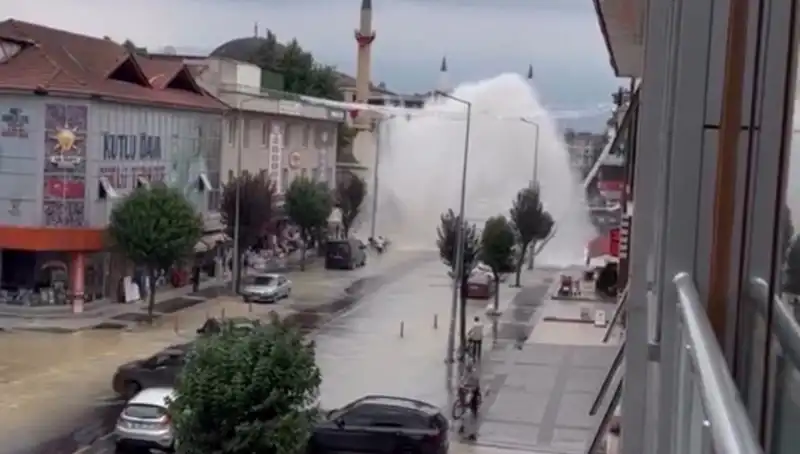 İçme Suyu Hattı Patladı: Şehrin Göbeğinde Su Fırtınası Yaşandı!
