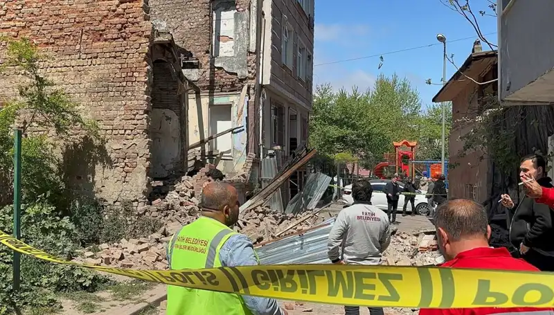 Fatih'te Deprem Şoku: Bir Bina Göz Göre Göre Yıkıldı!