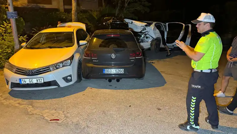 Alkollü Sürücü Sokağı Harabeye Çevirirken, Üç Araç Hasar Gördü