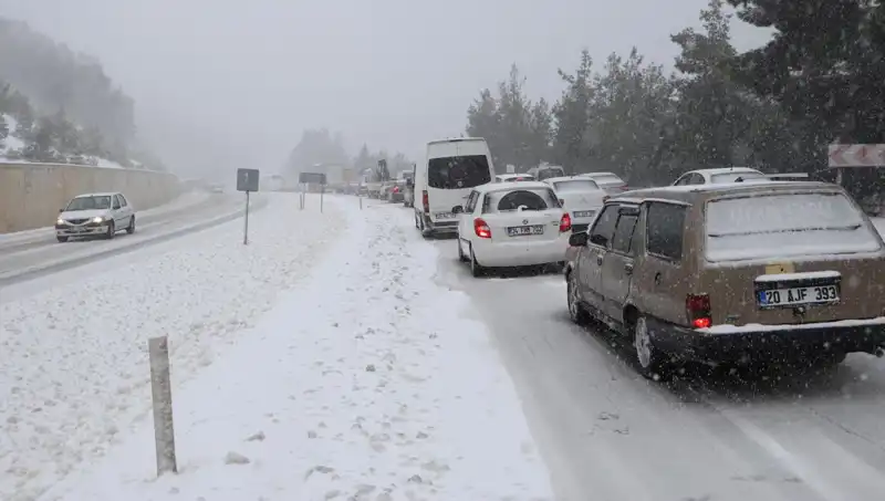 Kar Bastı: Denizli-Antalya Kara Yolunda Trafik Vahşeti!