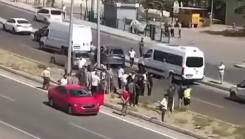 Yolun Karşısına Geçen Yayaya Otomobil Çarptı: Kaza Anı Anbean Görüntülendi