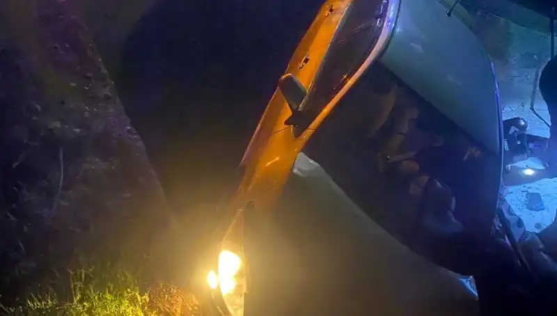 Adana’da Şarampole Devrilen Otomobil Kazasında İki Kişi Yaralandı