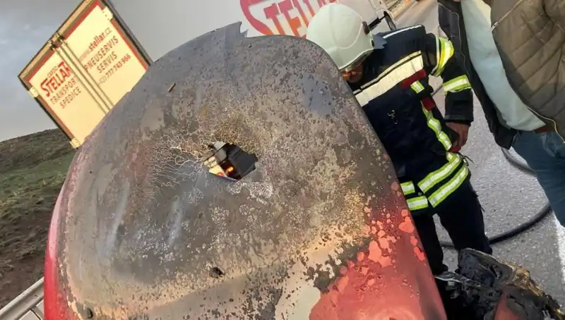 Seyir Halindeki Otomobilde Yaşanan Yangın, Güvenlik Önlemlerini Gündeme Getirdi