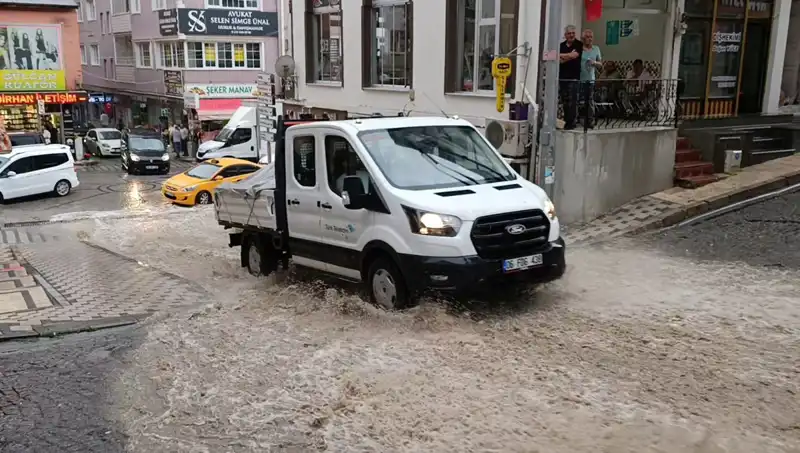 10 Dakikalık Sağanak, Şehri Su Altında Bıraktı: Ne Oluyor?