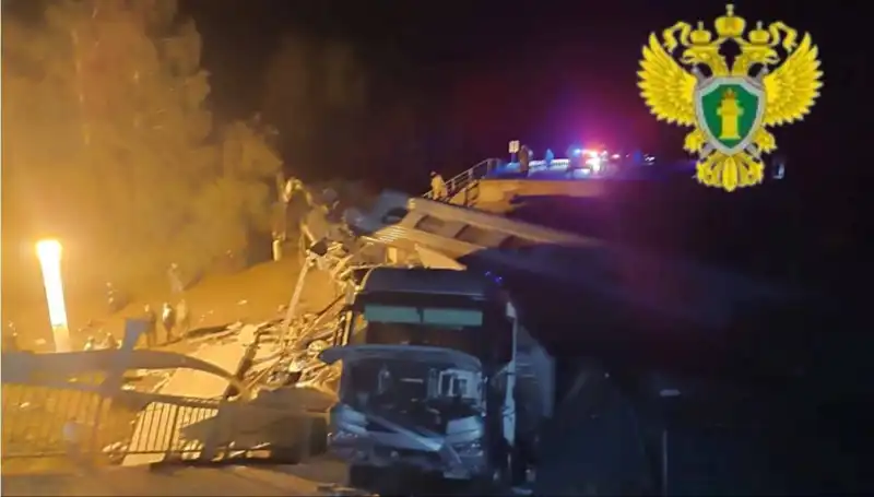 Rusya'da İki Köprünün Çökmesi ve Tren Kazası: 7 Can Kaybı