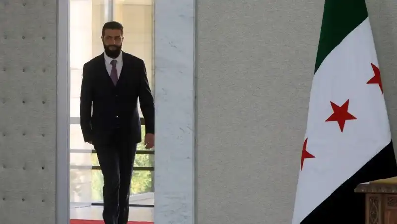 Paris'te Şara-Macron Zirvesi: Fransa'dan Yeni Suriye'ye Destek Hamlesi