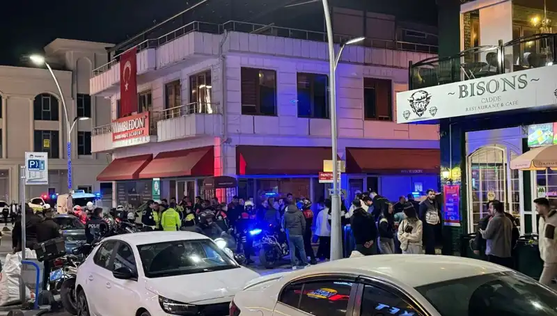 Kafe Önünde Havaya Ateş Açan Şahıs, Engel Olmak İsteyen Sahibine Bıçakla Saldırdı