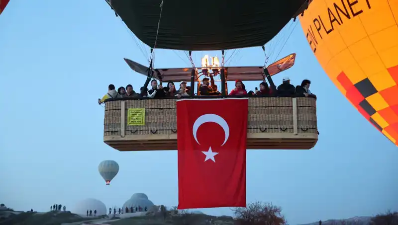 Kapadokya'da 23 Nisan Coşkusunu Duygusal Balon Gösterisiyle Kutlandı
