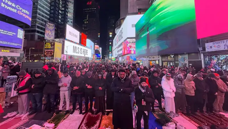 New York Times Meydanı’nda Tarihi Teravih Namazı: İslam’ın Birlik ve Beraberlik Mesajı