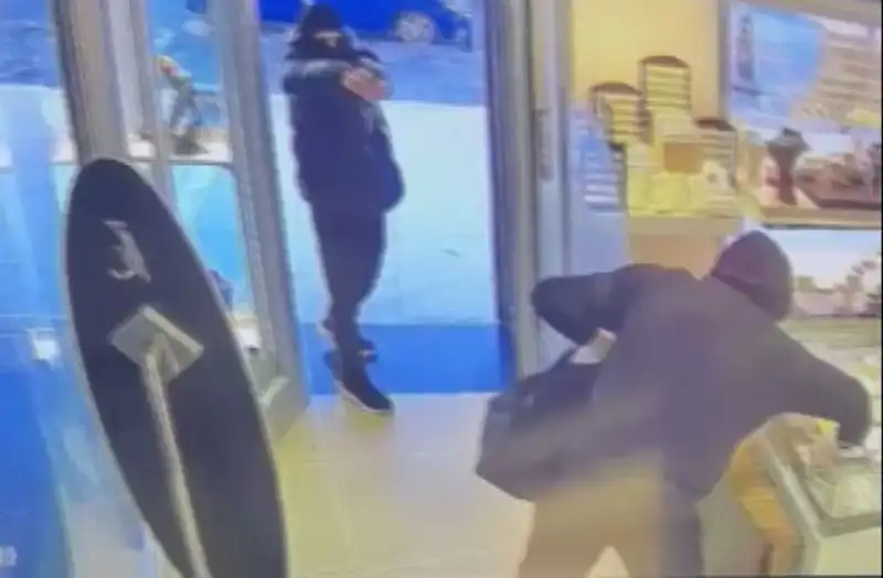 Ümraniye'de Maskeli Soyguncuların Dehşet Anları: 5 Kişilik Ekip Silahlarıyla Ortalığı Karıştırdı