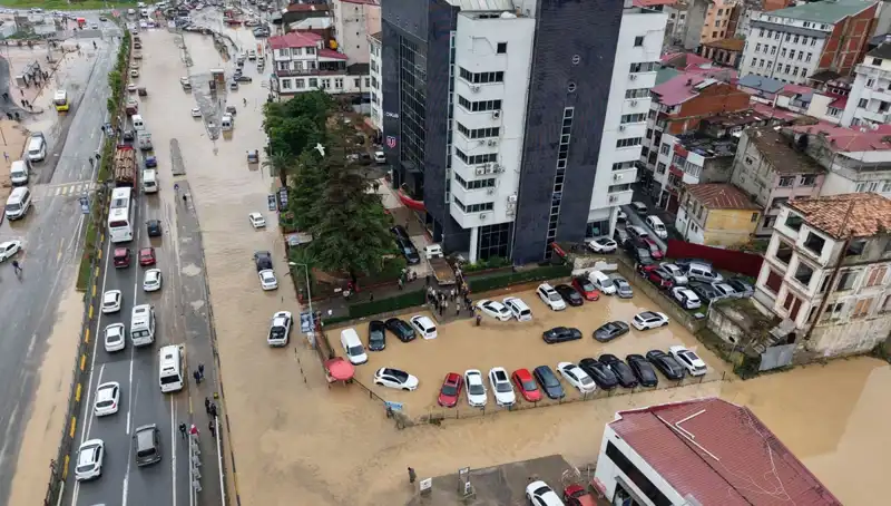 Trabzon'da Sel Felaketi: Çamura Dönüşen Sokaklar ve Kayıp Kişi Arayışları