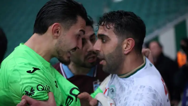 Konyaspor-Trabzonspor Maçında Gerilim Tırmandı: Futbolcular Arasında Kavga Çıktı