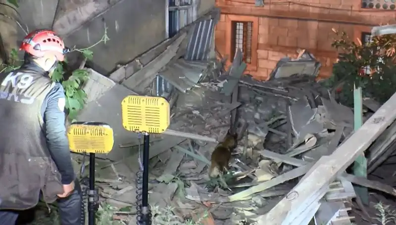 İstanbul'da Deprem Sonrası Güvenlik Alarmı: Çöken Bina Araştırılıyor