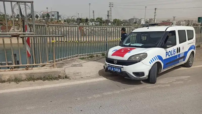 Sulama Kanalında Bulunan Ceset Yangın Kombinezonu Giyen Adamı Şaşırttı