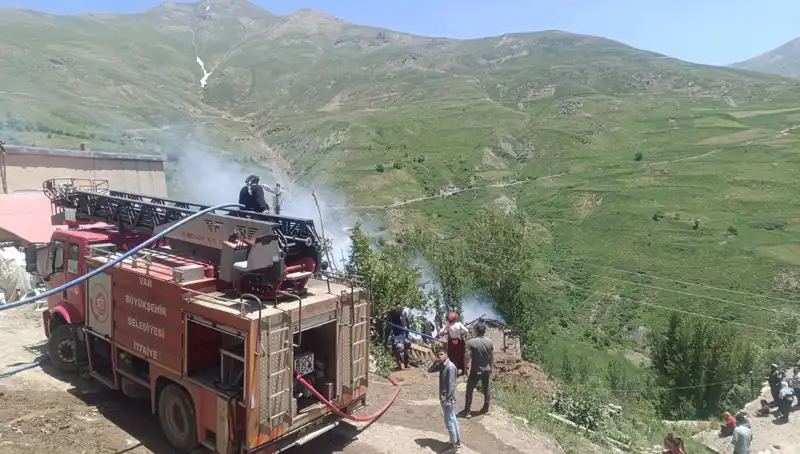 Van'da Evde Çıkan Yangında Küçük Bir Çocuk Hayatını Kaybetti