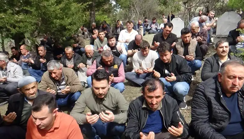 Bir Köyün Kalbine İşleyen Ayrılık: Sevgiyle Uğurladıkları Vefat Eden Yaşlı Kadın