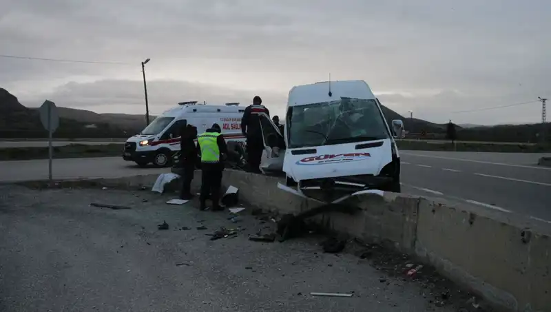 İşçi Servisi İnit Duvarına Çarptı: Kazanın Ayrıntıları ve Sonuçları