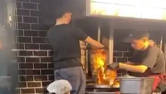 Pişmiş Tavuk Dönerin Üzerine Çiğ Et Koydular: Şok Edici Skandal