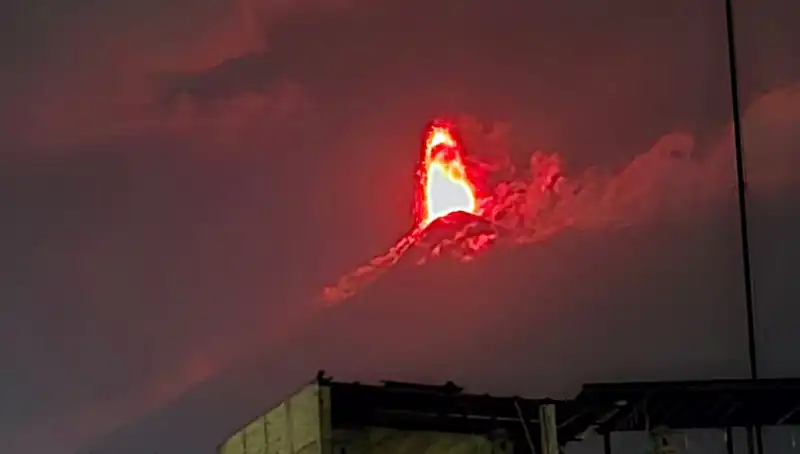 Fuego Yanardağı'nda Patlama: 30.000 Kişi Tahliye Edilmeye Hazır