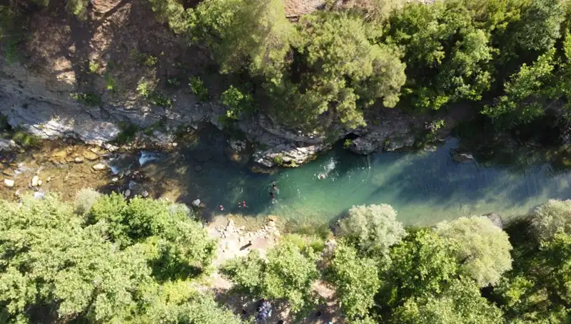 Adana’nın Sıcaklarında Ferahlatan Kaçış: Yaylacılar Doğal Sulara Yöneldi