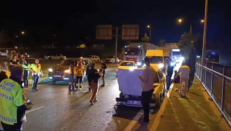 Otoyolda Kuralsız Geri Dönüş Yaparken Kaza: İki Çocuk Dört Yaralı