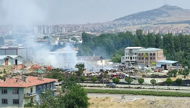 Otluk Alanında Patlak Veren Yangın, Depoyu Küller İçinde Bıraktı