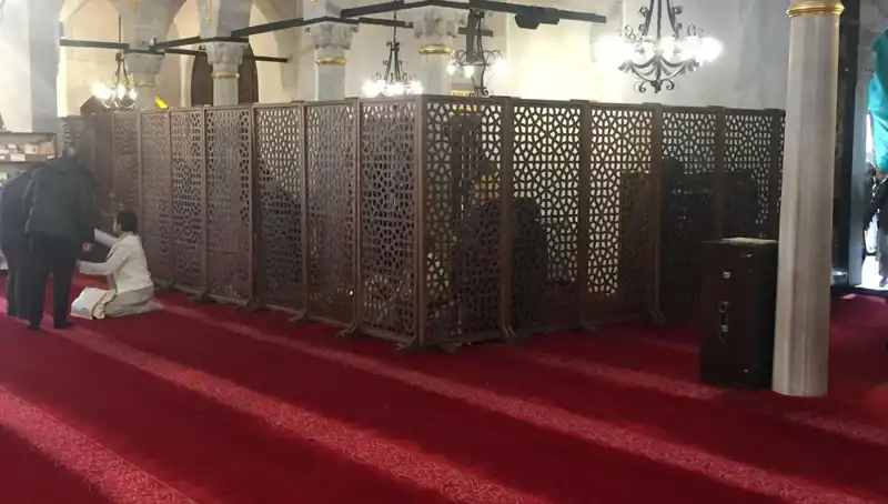 Kadın ve Erkeklerin Yan Yana Teravih Namazı Kıldığı İddiası: Gerçek Ne?