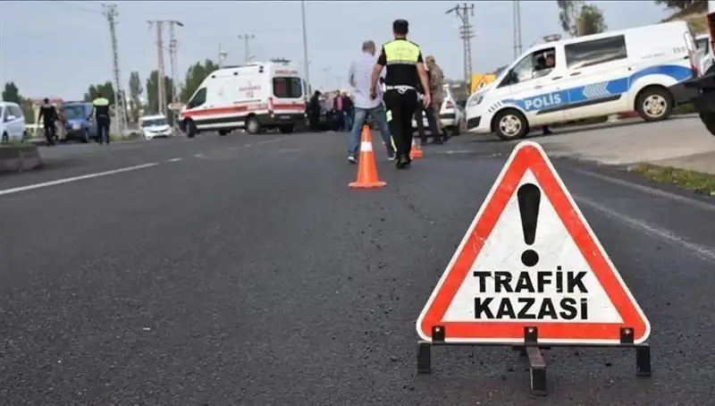 Antalya'da Otomobil Kanala Devrildi: Korkutan Kaza ve Yaralılar