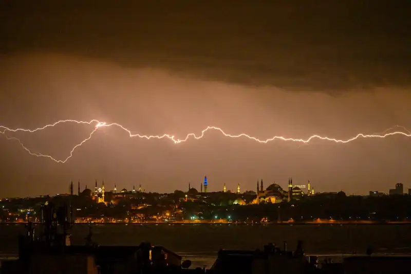 İstanbul'da Hava Durumu Alarmı: Sıcaklık Birden Düşecek!