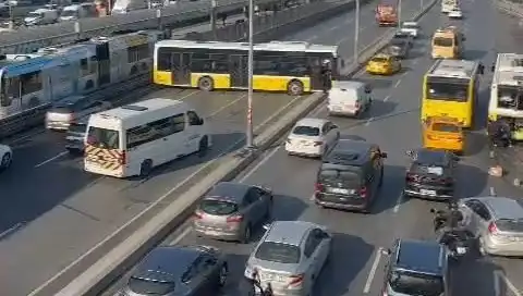 İETT Otobüsünün Feci Kazası: İki Araç Duyuruldu, Trafik Alarm Verdi