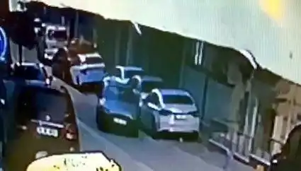 Esenyurt'ta Kaçan Otomobil Sürücüsü, Park Halindeki Araçlara Zarar Verip İzini Kaybettirdi