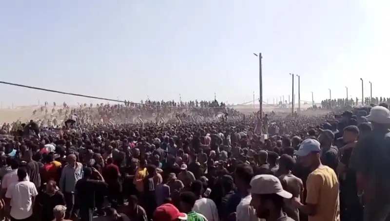 İsrail'in Filistinli Yardım Konvoyuna Saldırısı: 30 Kişi Hayatını Kaybetti