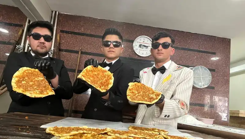 Fırıncılar Takım Elbise Giyince Müşteriler Şaşırdı, Sonra Kutladılar