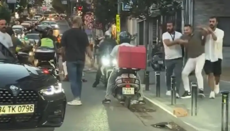 Nişantaşı'nda Yol Verme Kavgası: Kadına Sopa ile Saldırdı!