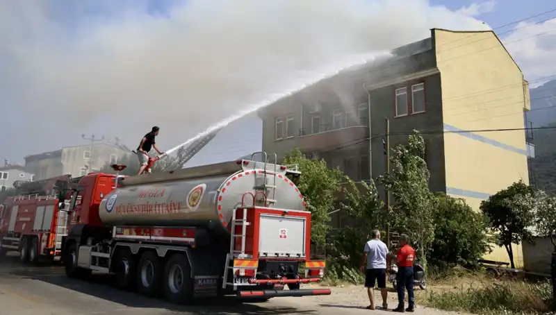 Çatı Katındaki Yangın Şehri Sardı: Olayın Ayrıntıları ve İlk Tepkiler