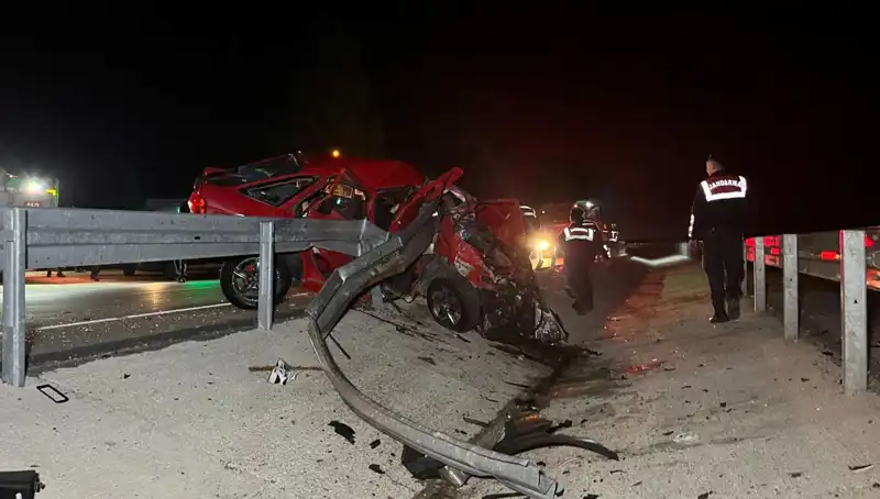 Korkunç Kaza: Bariyerlere Çarpan Otomobilde İki Kişi Hayatını Kaybetti