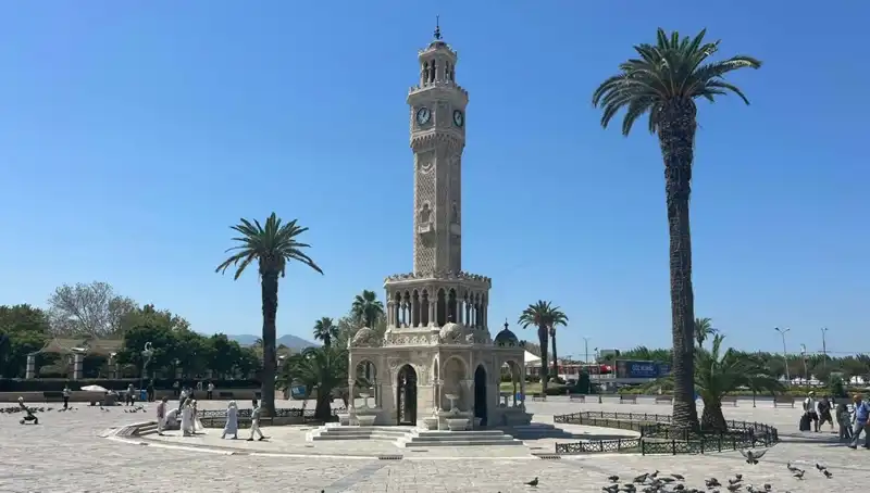 İzmir’de Sıcak Hava Dalgası: Meydanlar Boş, Hava 42 Derece!